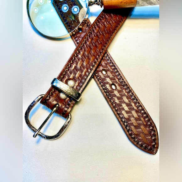 Mens Belt Brown Embossed Leather 31.5”- 37” Holes Silvertone Buckle Unbranded - Picture 2 of 7